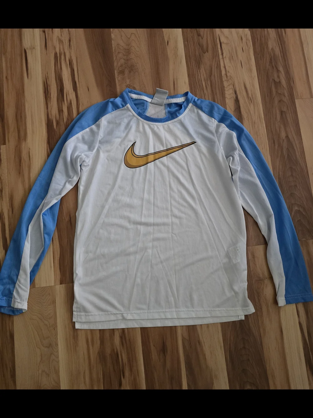 Nike White and Light Blue Long-Sleeve Raglan Athletic Tee